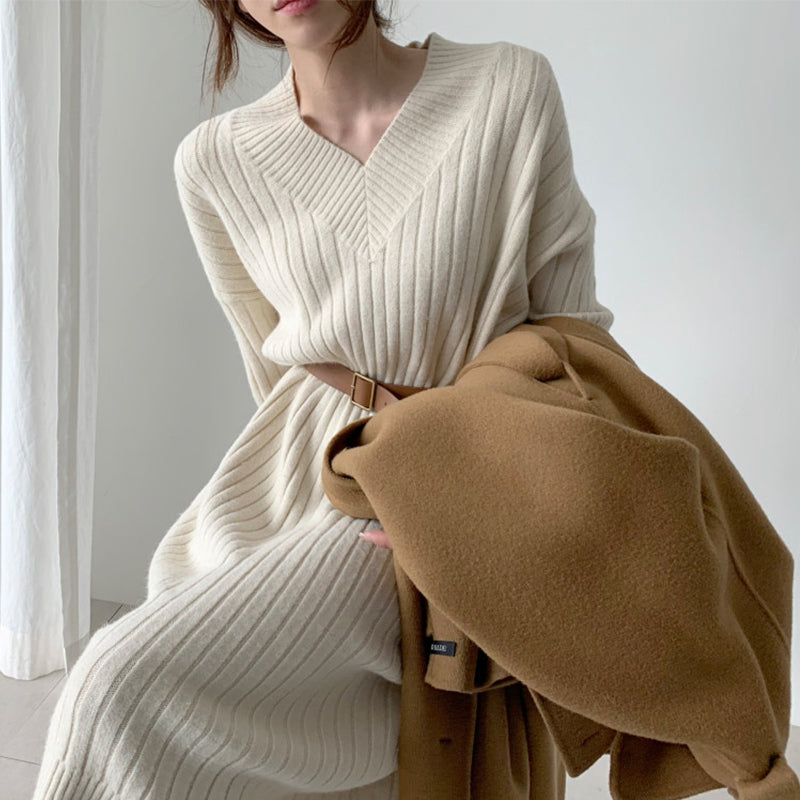 Fashionable straight v-neck knitted dress